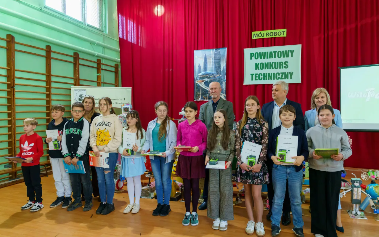 Uczeń prezentuje robota z materiałów recyklingowych podczas V Powiatowego Konkursu Technicznego w Skierniewicach