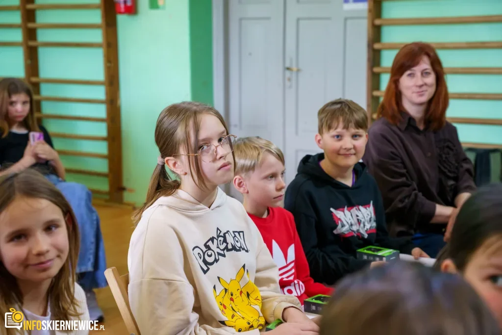 Uczeń prezentuje robota z materiałów recyklingowych podczas V Powiatowego Konkursu Technicznego w Skierniewicach