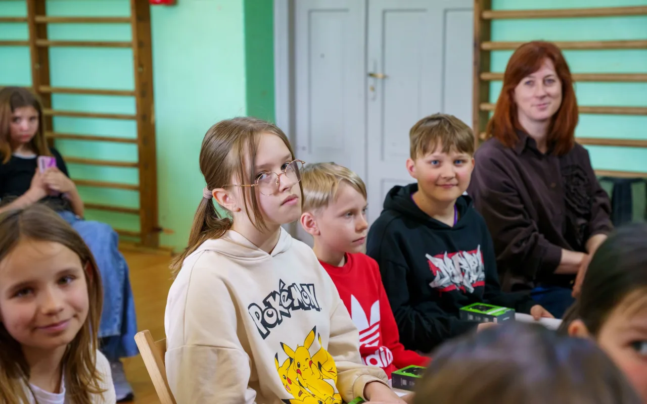 Uczeń prezentuje robota z materiałów recyklingowych podczas V Powiatowego Konkursu Technicznego w Skierniewicach