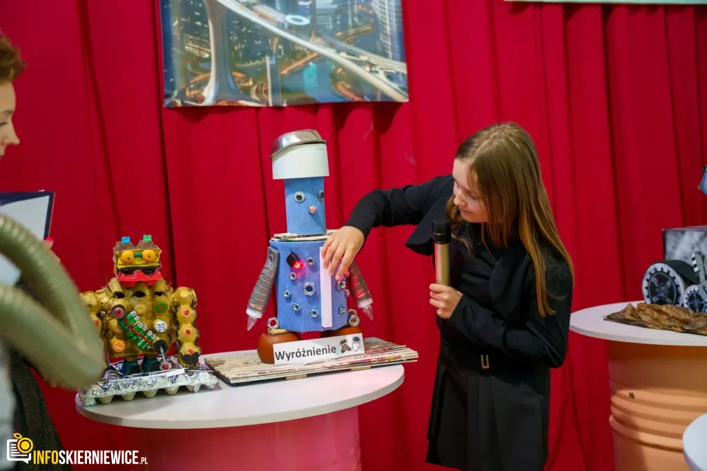 Uczeń prezentuje robota z materiałów recyklingowych podczas V Powiatowego Konkursu Technicznego w Skierniewicach