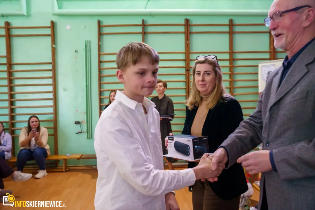Uczeń prezentuje robota z materiałów recyklingowych podczas V Powiatowego Konkursu Technicznego w Skierniewicach