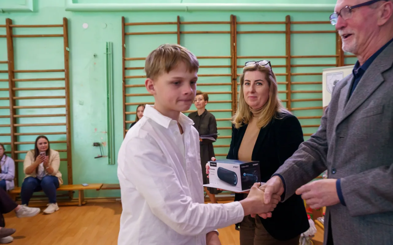 Uczeń prezentuje robota z materiałów recyklingowych podczas V Powiatowego Konkursu Technicznego w Skierniewicach