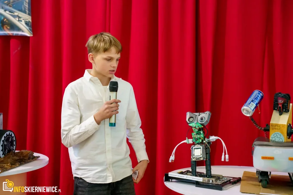 Uczeń prezentuje robota z materiałów recyklingowych podczas V Powiatowego Konkursu Technicznego w Skierniewicach