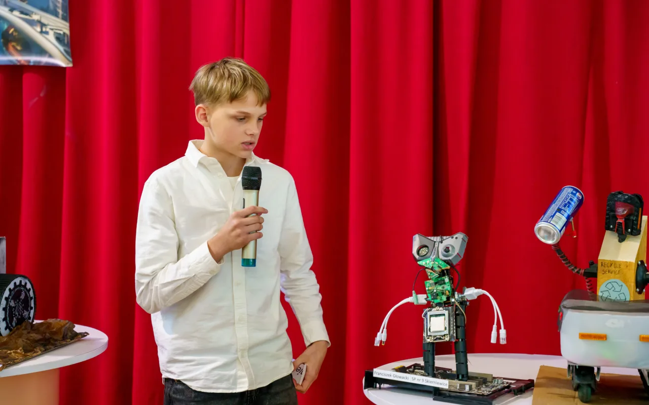 Uczeń prezentuje robota z materiałów recyklingowych podczas V Powiatowego Konkursu Technicznego w Skierniewicach