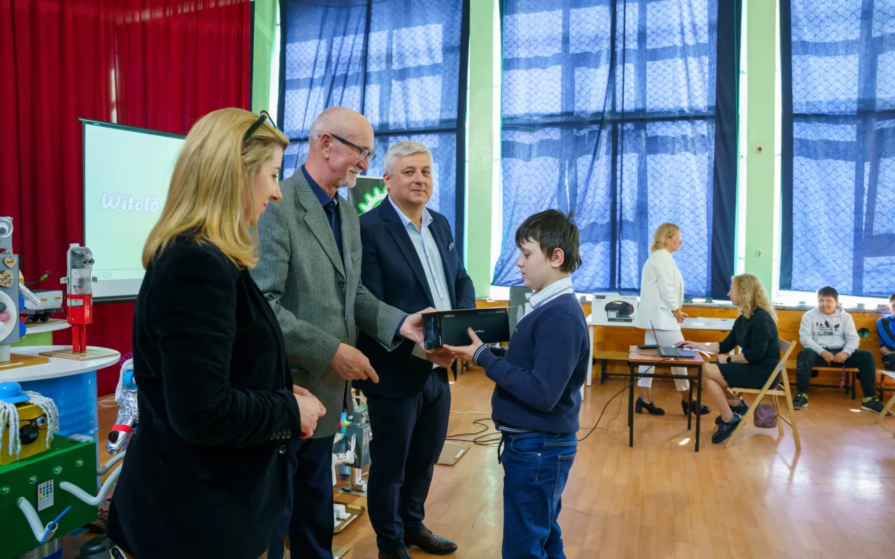 Uczeń prezentuje robota z materiałów recyklingowych podczas V Powiatowego Konkursu Technicznego w Skierniewicach