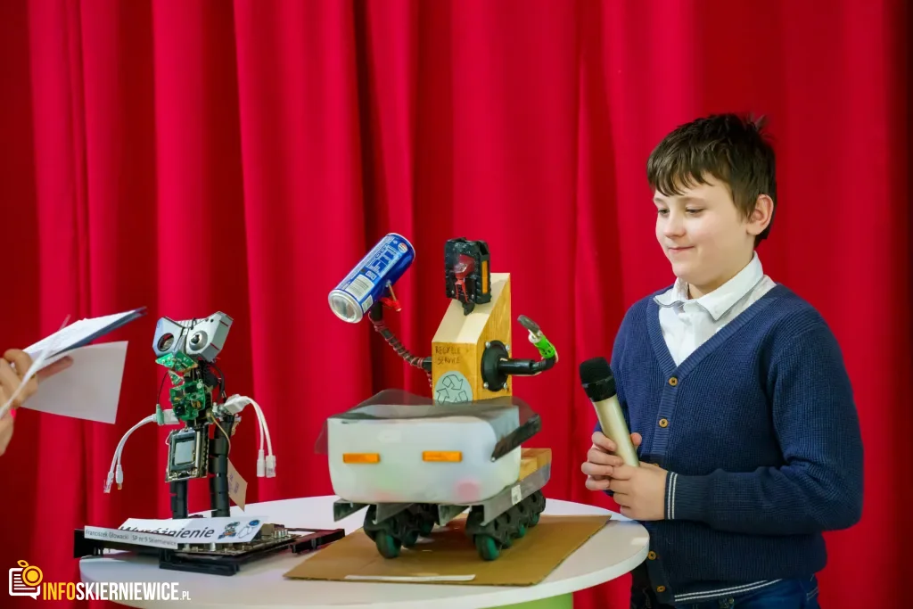 Uczeń prezentuje robota z materiałów recyklingowych podczas V Powiatowego Konkursu Technicznego w Skierniewicach