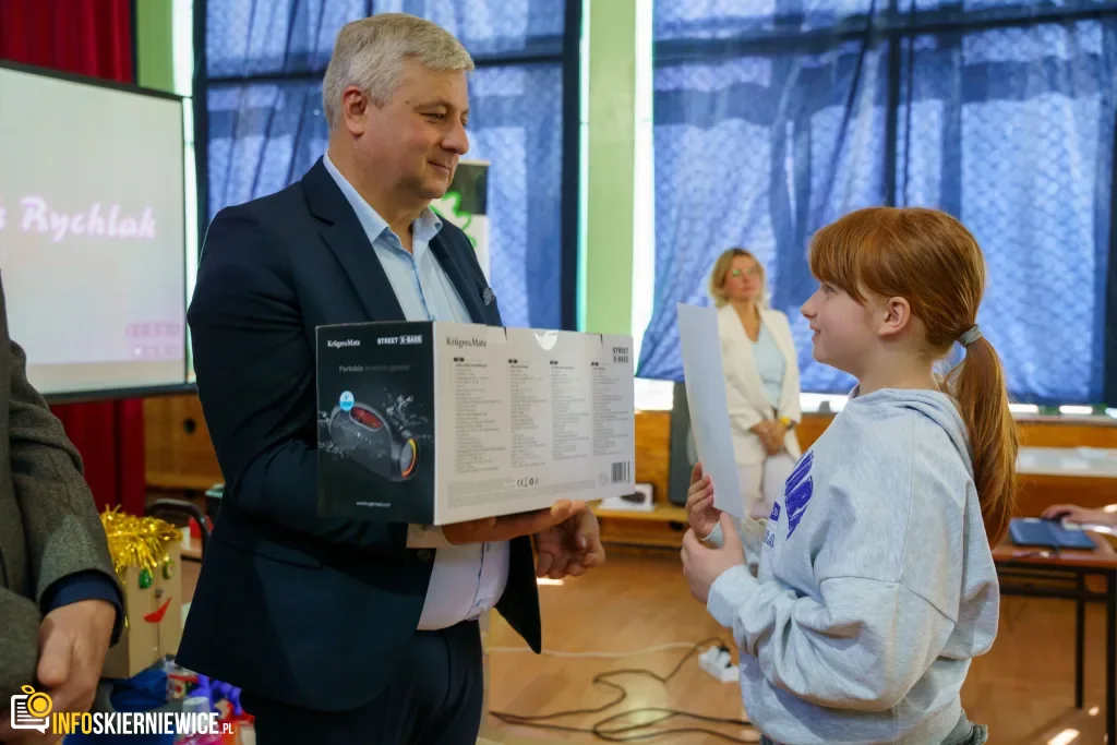 Uczeń prezentuje robota z materiałów recyklingowych podczas V Powiatowego Konkursu Technicznego w Skierniewicach