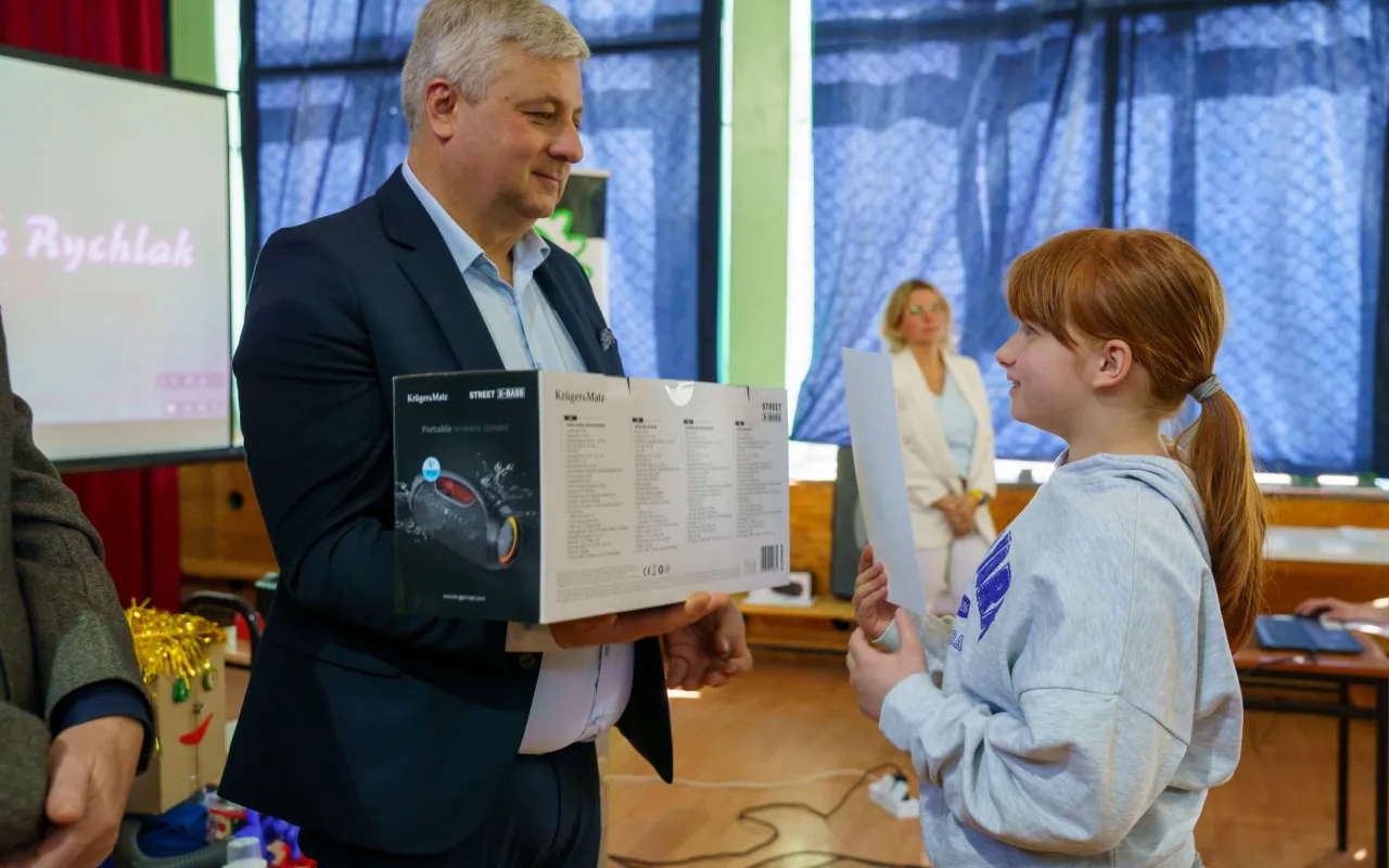 Uczeń prezentuje robota z materiałów recyklingowych podczas V Powiatowego Konkursu Technicznego w Skierniewicach