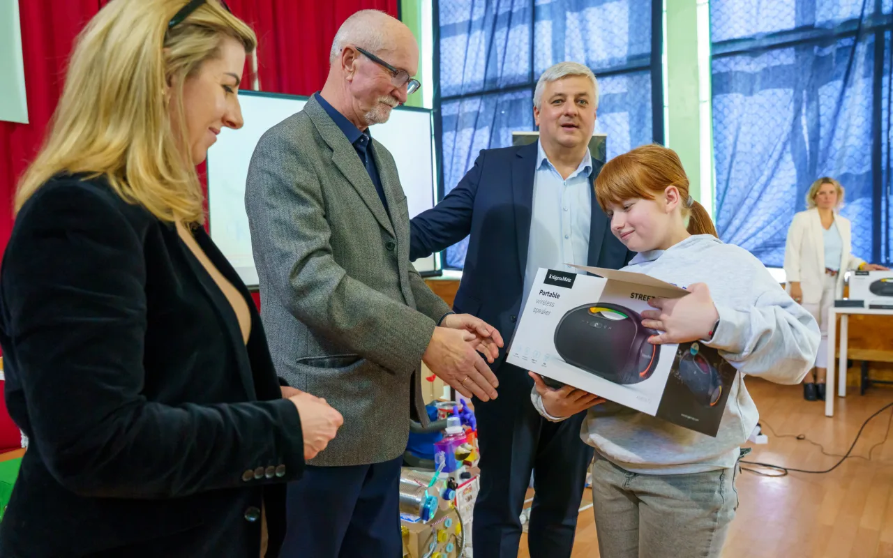 Uczeń prezentuje robota z materiałów recyklingowych podczas V Powiatowego Konkursu Technicznego w Skierniewicach