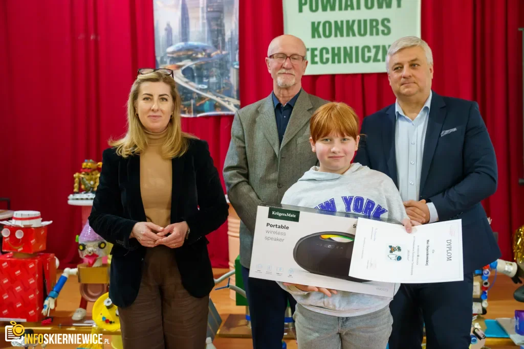 Uczeń prezentuje robota z materiałów recyklingowych podczas V Powiatowego Konkursu Technicznego w Skierniewicach