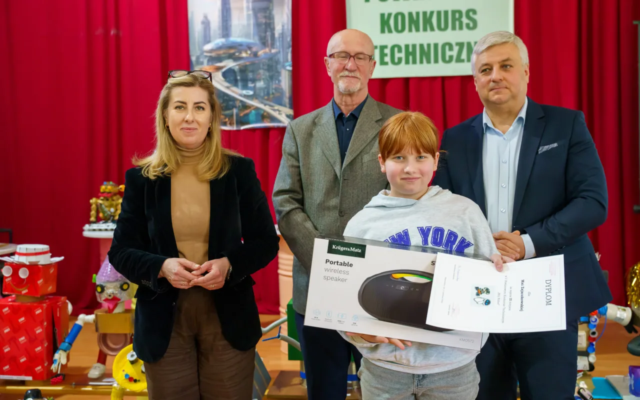 Uczeń prezentuje robota z materiałów recyklingowych podczas V Powiatowego Konkursu Technicznego w Skierniewicach