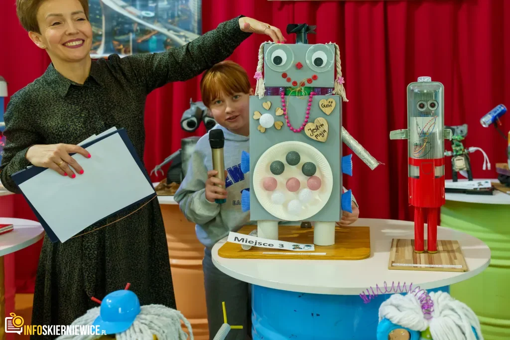 Uczeń prezentuje robota z materiałów recyklingowych podczas V Powiatowego Konkursu Technicznego w Skierniewicach