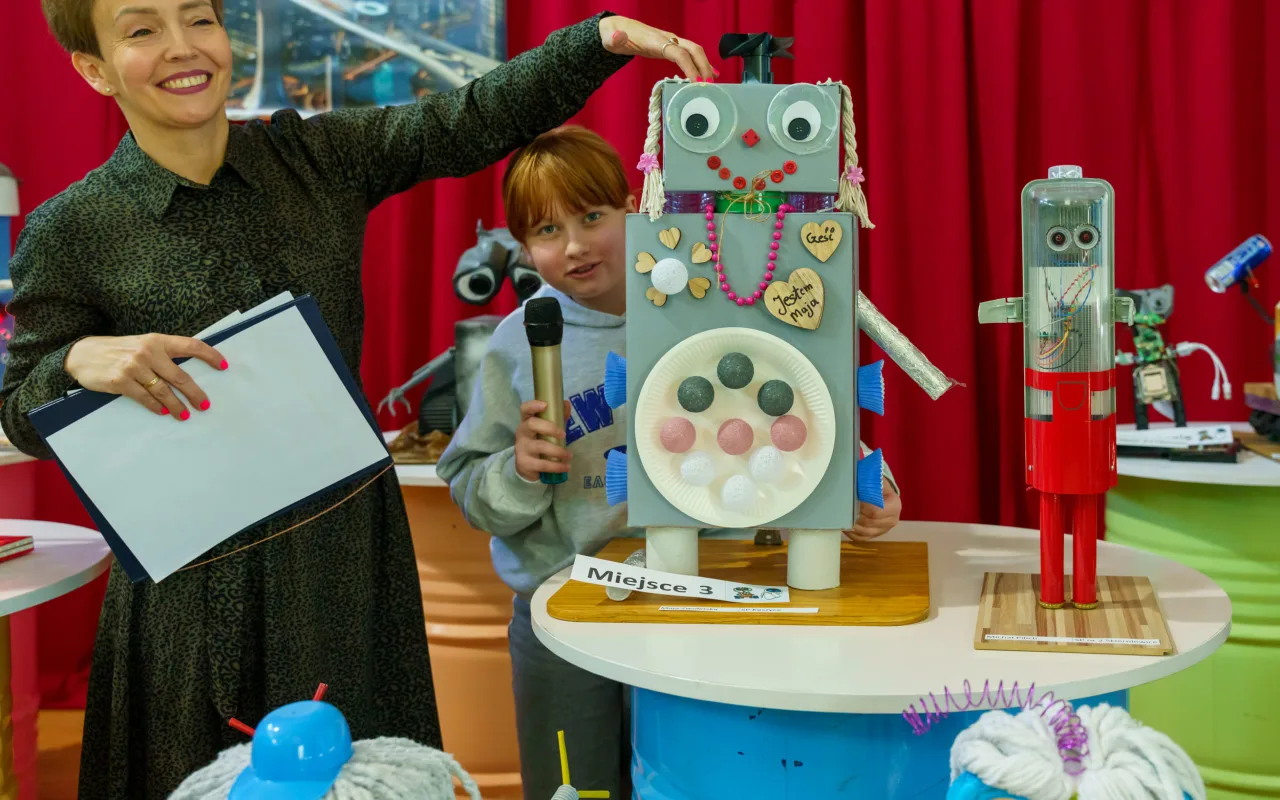 Uczeń prezentuje robota z materiałów recyklingowych podczas V Powiatowego Konkursu Technicznego w Skierniewicach