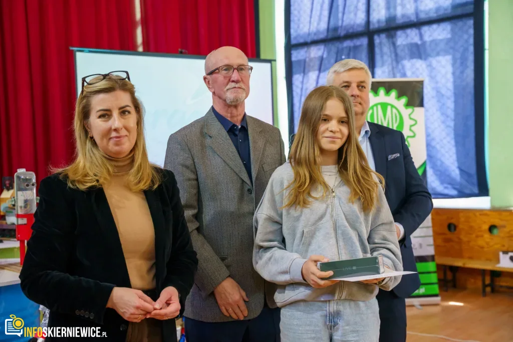 Roboty z recyklingu podbijają Skierniewice! Rozstrzygnięto V Powiatowy Konkurs Techniczny 6 Uczeń prezentuje robota z materiałów recyklingowych podczas V Powiatowego Konkursu Technicznego w Skierniewicach
