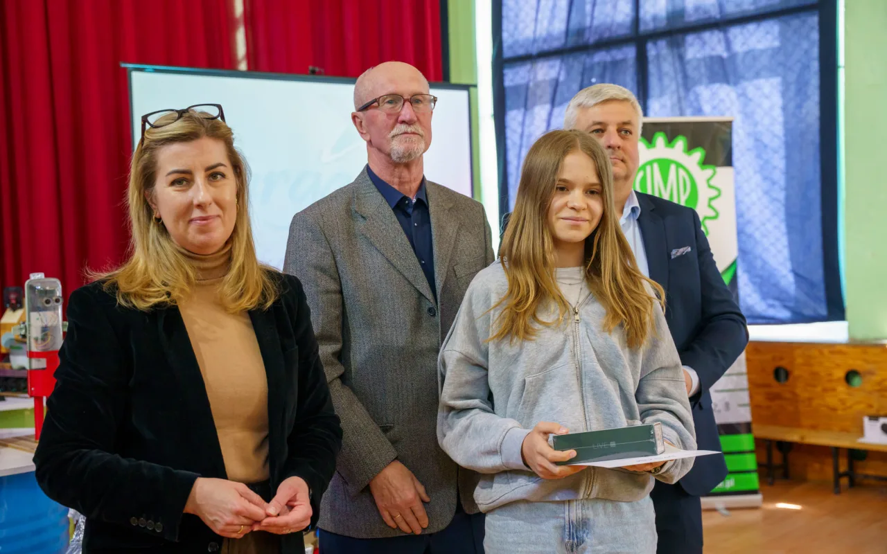Uczeń prezentuje robota z materiałów recyklingowych podczas V Powiatowego Konkursu Technicznego w Skierniewicach