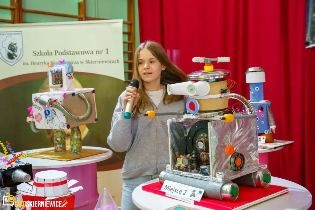 Roboty z recyklingu podbijają Skierniewice! Rozstrzygnięto V Powiatowy Konkurs Techniczny 1 Uczeń prezentuje robota z materiałów recyklingowych podczas V Powiatowego Konkursu Technicznego w Skierniewicach