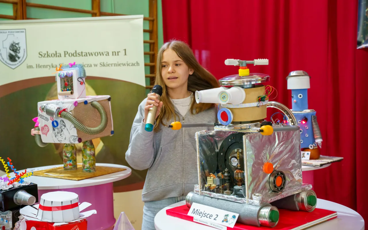 Uczeń prezentuje robota z materiałów recyklingowych podczas V Powiatowego Konkursu Technicznego w Skierniewicach