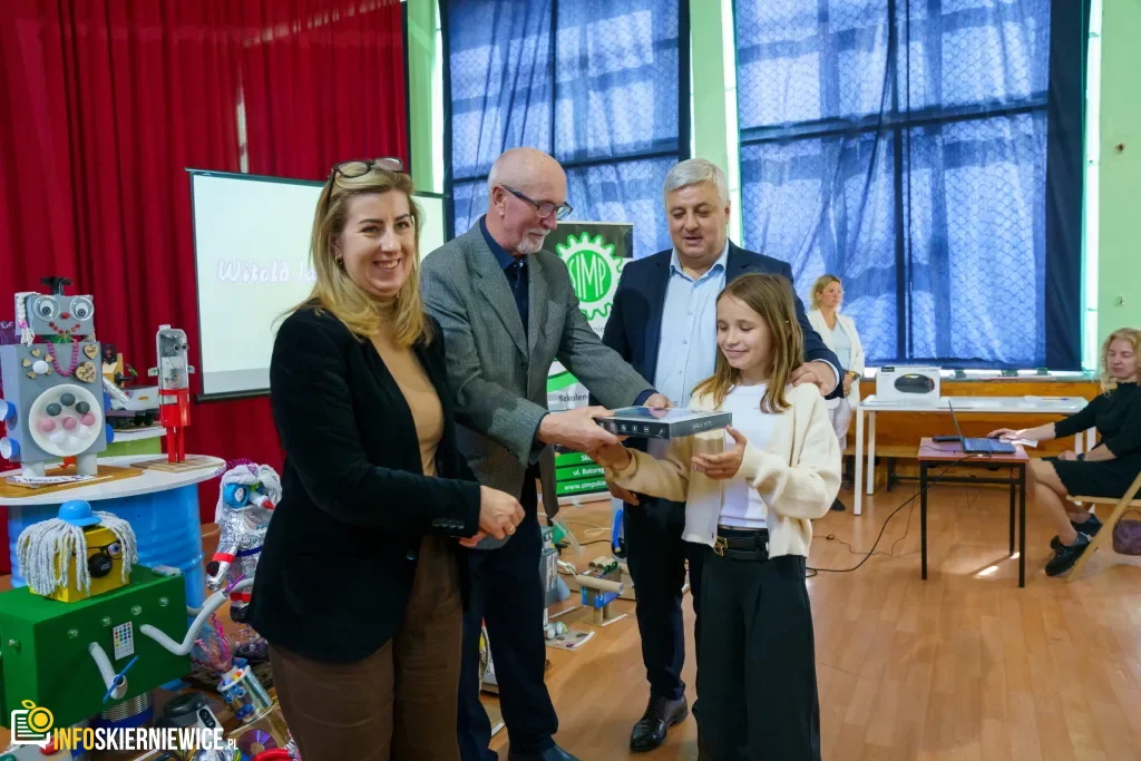 Roboty z recyklingu podbijają Skierniewice! Rozstrzygnięto V Powiatowy Konkurs Techniczny 6 Uczeń prezentuje robota z materiałów recyklingowych podczas V Powiatowego Konkursu Technicznego w Skierniewicach