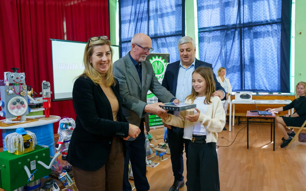 Uczeń prezentuje robota z materiałów recyklingowych podczas V Powiatowego Konkursu Technicznego w Skierniewicach