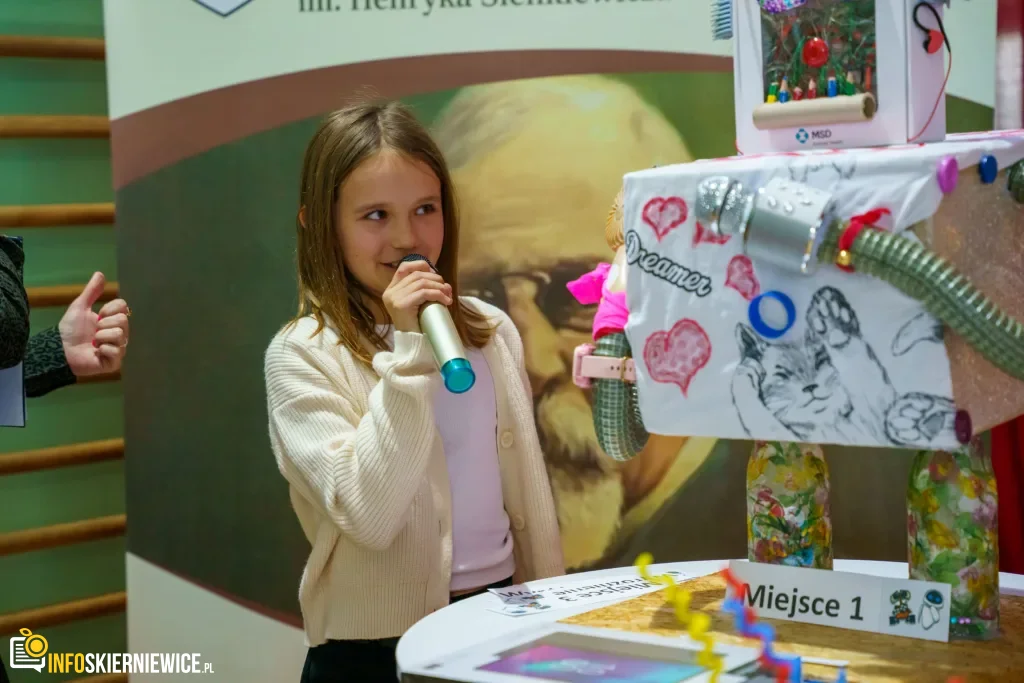 Uczeń prezentuje robota z materiałów recyklingowych podczas V Powiatowego Konkursu Technicznego w Skierniewicach