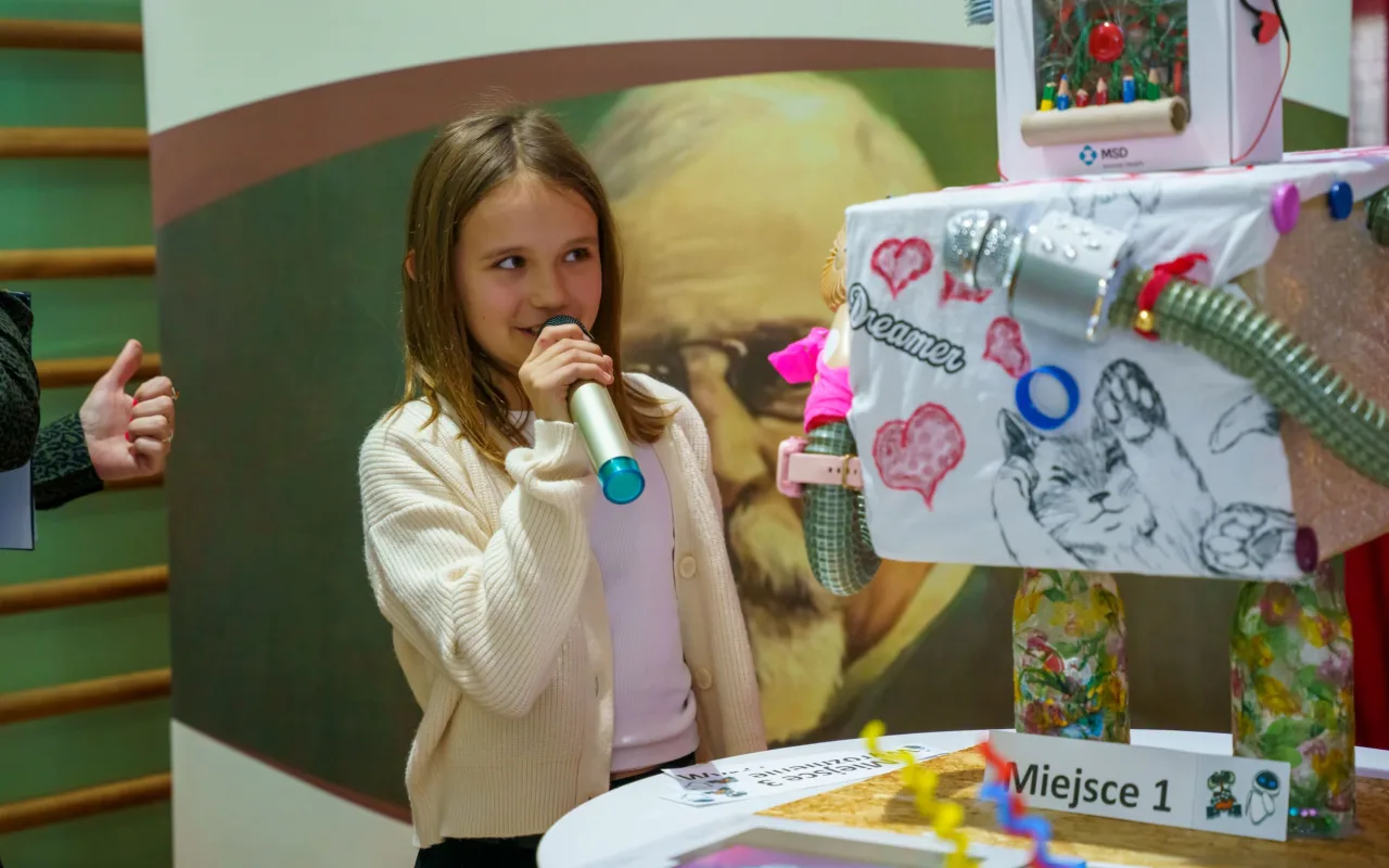 Uczeń prezentuje robota z materiałów recyklingowych podczas V Powiatowego Konkursu Technicznego w Skierniewicach