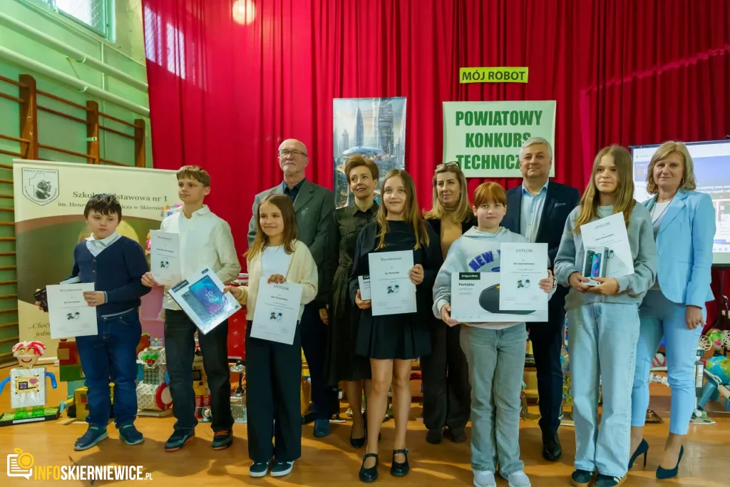 Uczeń prezentuje robota z materiałów recyklingowych podczas V Powiatowego Konkursu Technicznego w Skierniewicach