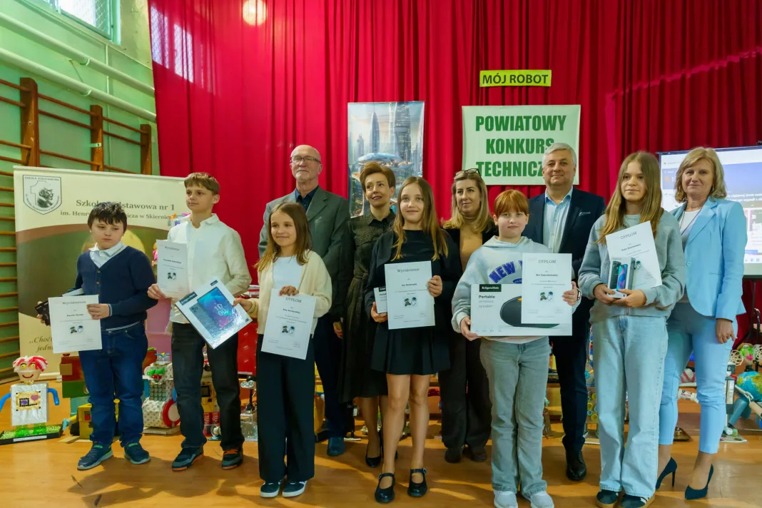 Uczeń prezentuje robota z materiałów recyklingowych podczas V Powiatowego Konkursu Technicznego w Skierniewicach