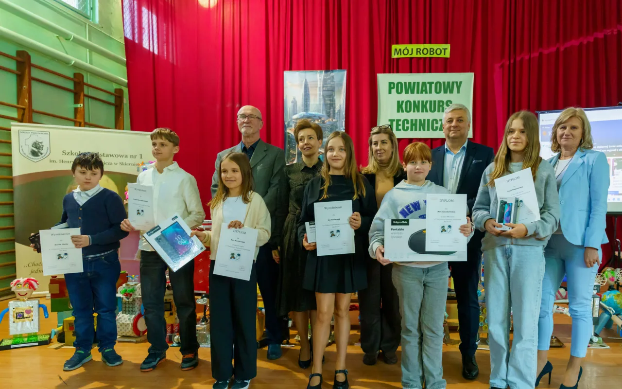 Uczeń prezentuje robota z materiałów recyklingowych podczas V Powiatowego Konkursu Technicznego w Skierniewicach
