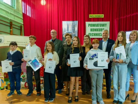 Uczeń prezentuje robota z materiałów recyklingowych podczas V Powiatowego Konkursu Technicznego w Skierniewicach