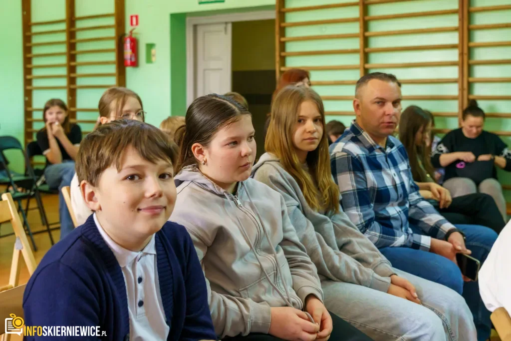 Uczeń prezentuje robota z materiałów recyklingowych podczas V Powiatowego Konkursu Technicznego w Skierniewicach