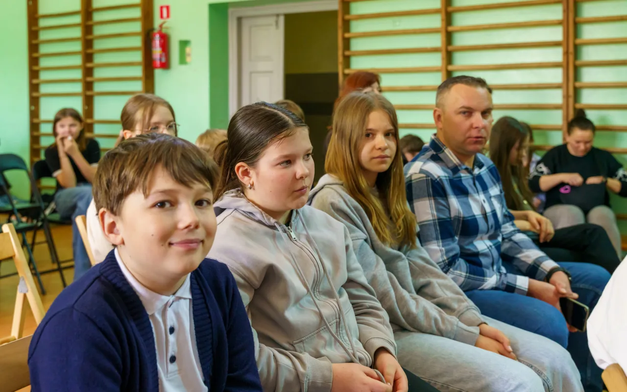 Uczeń prezentuje robota z materiałów recyklingowych podczas V Powiatowego Konkursu Technicznego w Skierniewicach