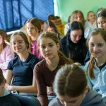 Uczeń prezentuje robota z materiałów recyklingowych podczas V Powiatowego Konkursu Technicznego w Skierniewicach