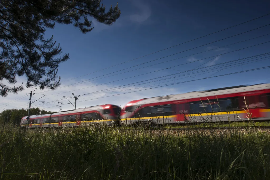 Pociąg Łódzkiej Kolei Aglomeracyjnej jako sposób na majówkową wycieczkę do Spały, Skierniewic i Rogowa
