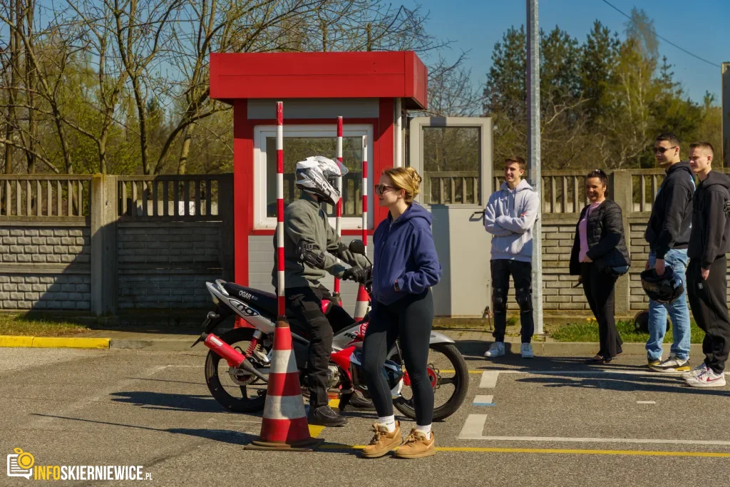 Uczestnicy XXVIII Ogólnopolskiego Młodzieżowego Turnieju Motoryzacyjnego w WORD Skierniewice podczas rywalizacji o awans do finału