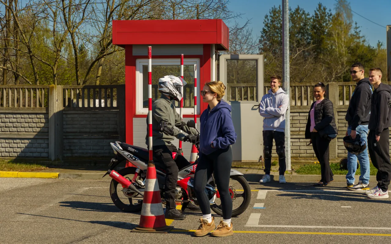 Uczestnicy XXVIII Ogólnopolskiego Młodzieżowego Turnieju Motoryzacyjnego w WORD Skierniewice podczas rywalizacji o awans do finału