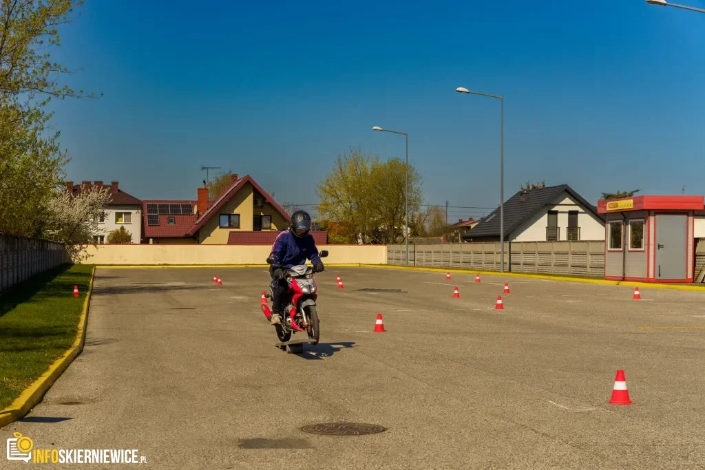 Uczestnicy XXVIII Ogólnopolskiego Młodzieżowego Turnieju Motoryzacyjnego w WORD Skierniewice podczas rywalizacji o awans do finału