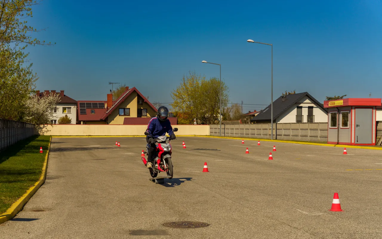 Uczestnicy XXVIII Ogólnopolskiego Młodzieżowego Turnieju Motoryzacyjnego w WORD Skierniewice podczas rywalizacji o awans do finału