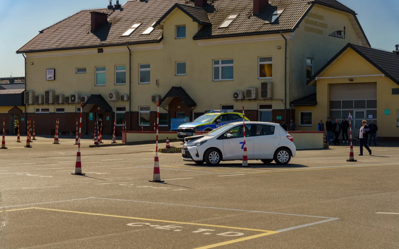Uczestnicy XXVIII Ogólnopolskiego Młodzieżowego Turnieju Motoryzacyjnego w WORD Skierniewice podczas rywalizacji o awans do finału