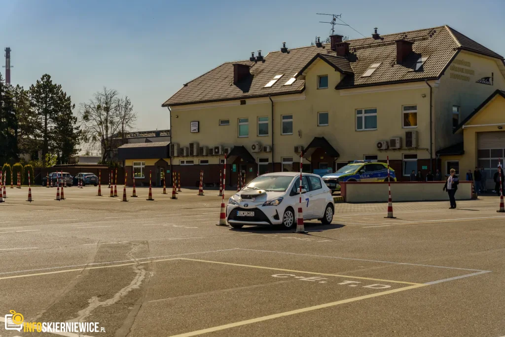 Uczestnicy XXVIII Ogólnopolskiego Młodzieżowego Turnieju Motoryzacyjnego w WORD Skierniewice podczas rywalizacji o awans do finału
