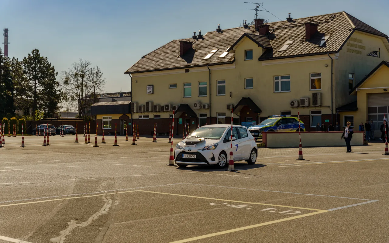 Uczestnicy XXVIII Ogólnopolskiego Młodzieżowego Turnieju Motoryzacyjnego w WORD Skierniewice podczas rywalizacji o awans do finału