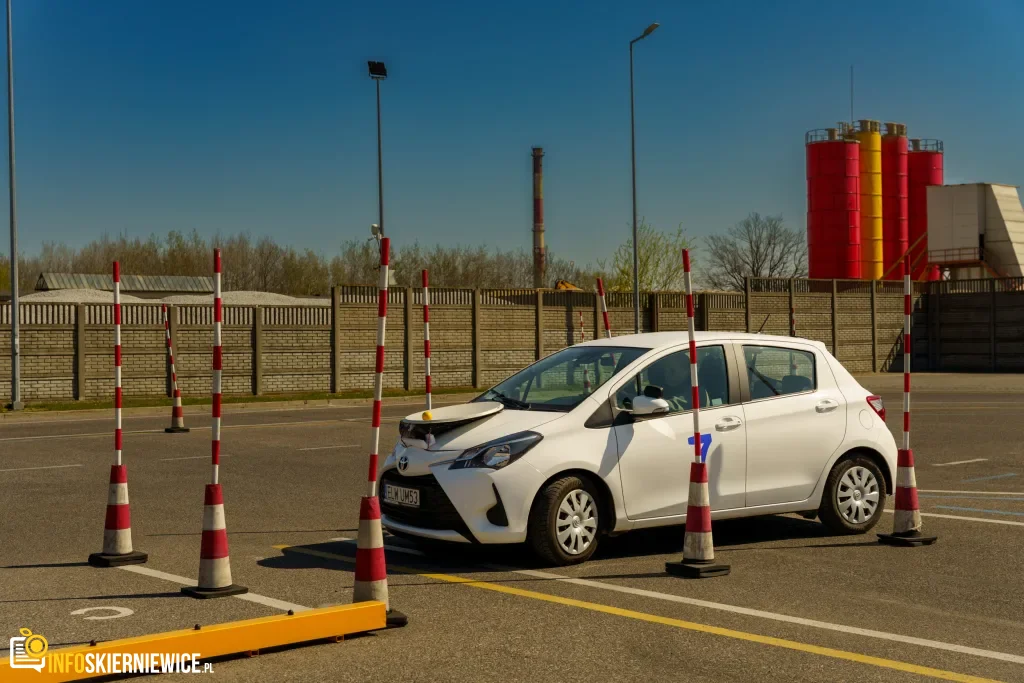 Uczestnicy XXVIII Ogólnopolskiego Młodzieżowego Turnieju Motoryzacyjnego w WORD Skierniewice podczas rywalizacji o awans do finału