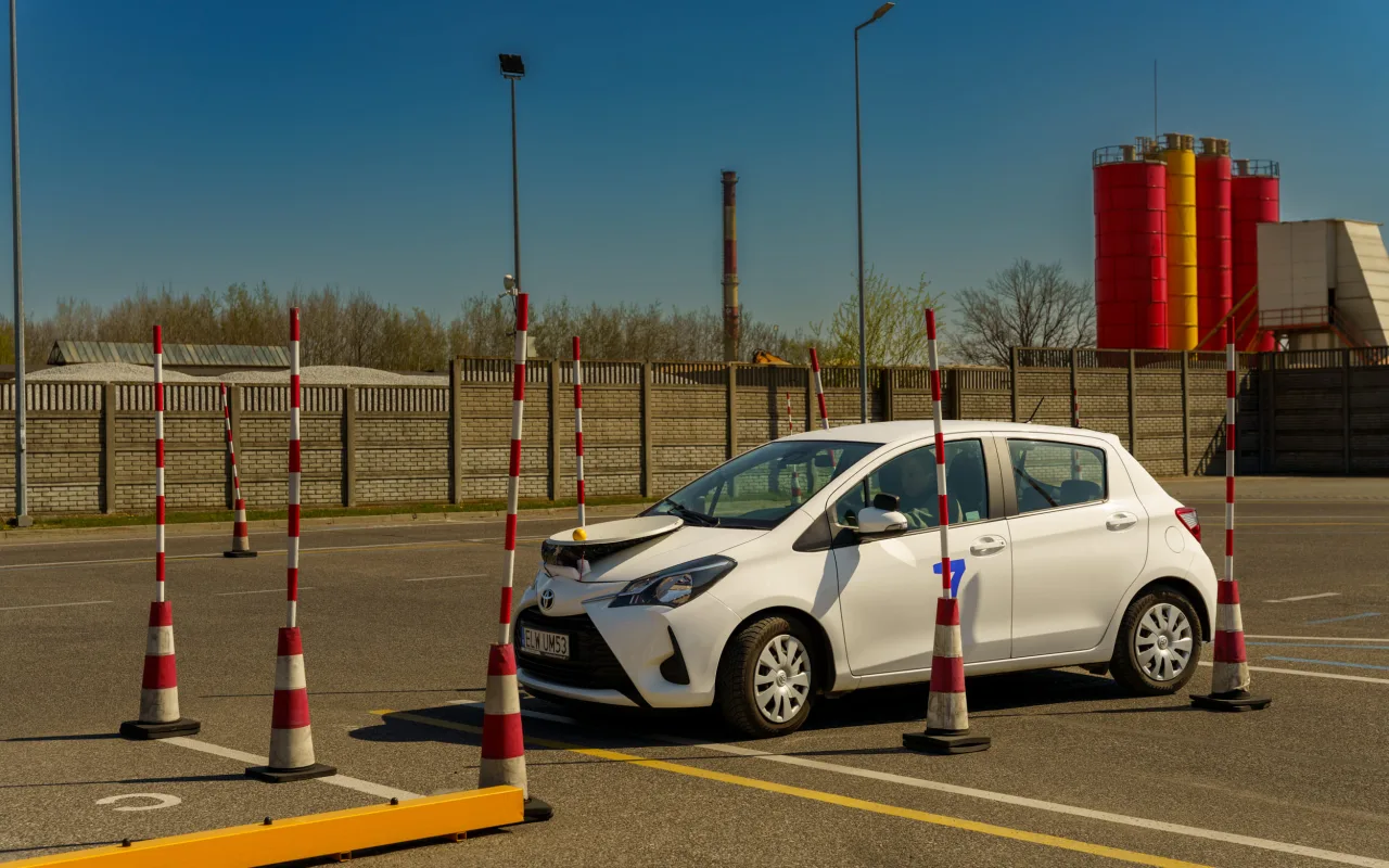 Uczestnicy XXVIII Ogólnopolskiego Młodzieżowego Turnieju Motoryzacyjnego w WORD Skierniewice podczas rywalizacji o awans do finału