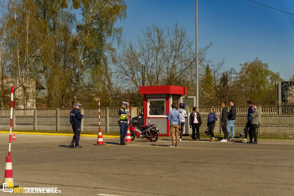Młodzi mistrzowie kierownicy w Skierniewicach. „Mechanik” dominuje w turnieju, a sześć drużyn rusza na finał do Sieradza 1 Uczestnicy XXVIII Ogólnopolskiego Młodzieżowego Turnieju Motoryzacyjnego w WORD Skierniewice podczas rywalizacji o awans do finału