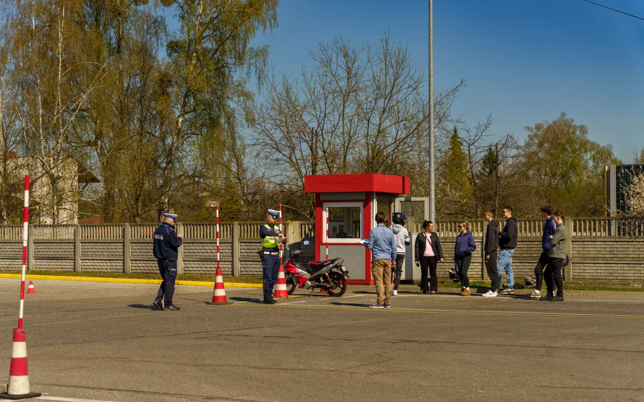 Uczestnicy XXVIII Ogólnopolskiego Młodzieżowego Turnieju Motoryzacyjnego w WORD Skierniewice podczas rywalizacji o awans do finału