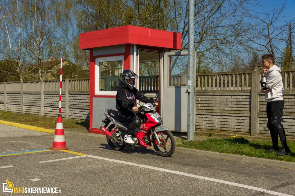 Uczestnicy XXVIII Ogólnopolskiego Młodzieżowego Turnieju Motoryzacyjnego w WORD Skierniewice podczas rywalizacji o awans do finału