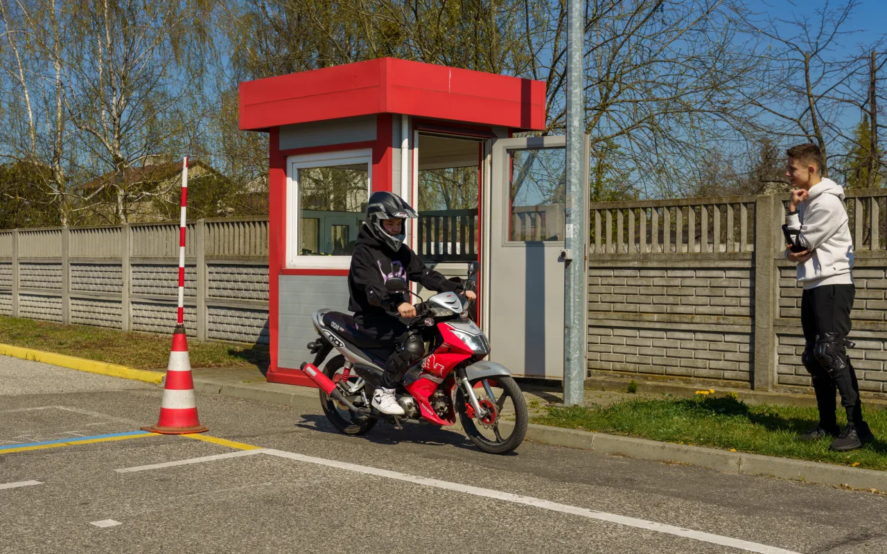 Uczestnicy XXVIII Ogólnopolskiego Młodzieżowego Turnieju Motoryzacyjnego w WORD Skierniewice podczas rywalizacji o awans do finału