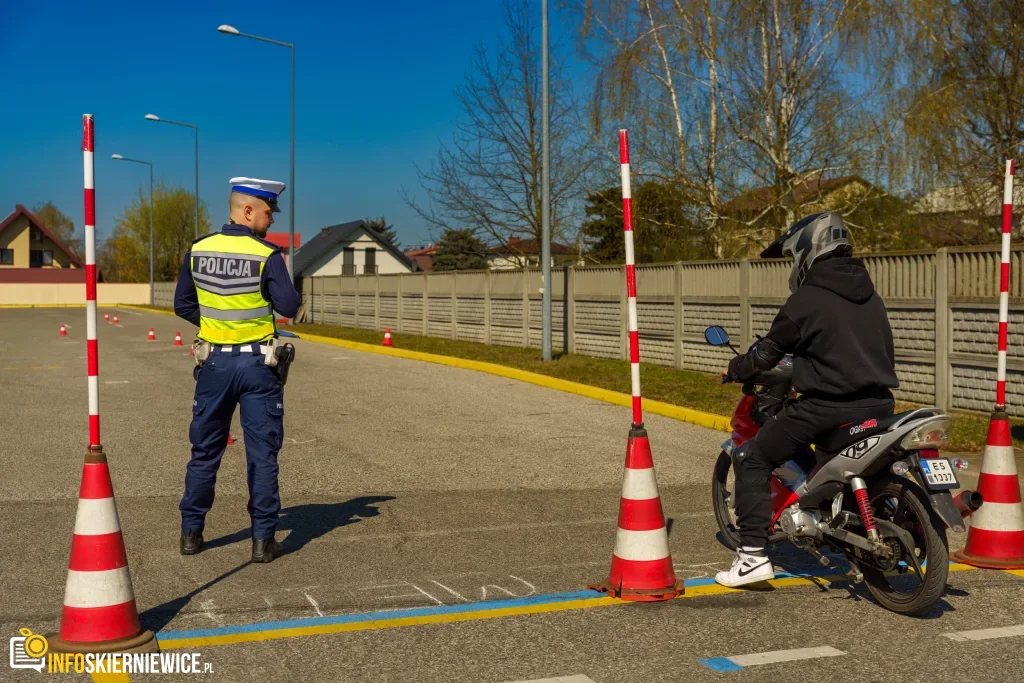 Uczestnicy XXVIII Ogólnopolskiego Młodzieżowego Turnieju Motoryzacyjnego w WORD Skierniewice podczas rywalizacji o awans do finału
