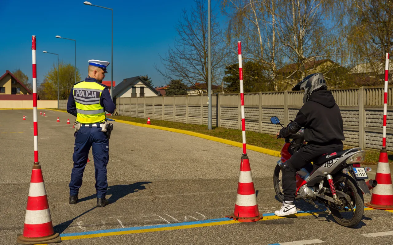 Uczestnicy XXVIII Ogólnopolskiego Młodzieżowego Turnieju Motoryzacyjnego w WORD Skierniewice podczas rywalizacji o awans do finału