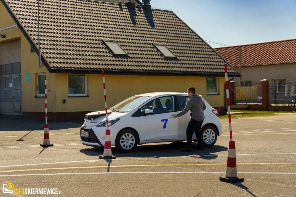 Uczestnicy XXVIII Ogólnopolskiego Młodzieżowego Turnieju Motoryzacyjnego w WORD Skierniewice podczas rywalizacji o awans do finału