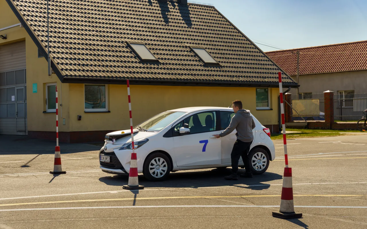 Uczestnicy XXVIII Ogólnopolskiego Młodzieżowego Turnieju Motoryzacyjnego w WORD Skierniewice podczas rywalizacji o awans do finału
